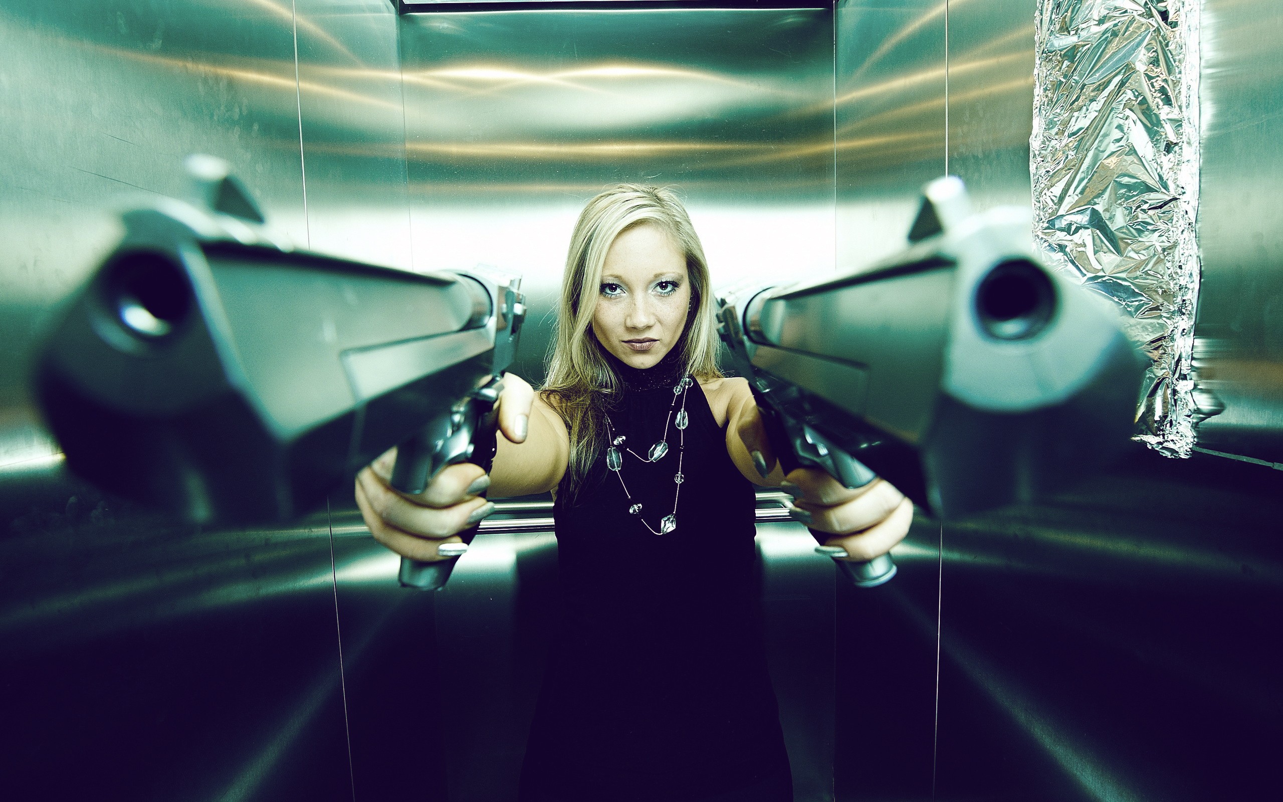 Wallpaper - Girl With Guns Hd - HD Wallpaper 