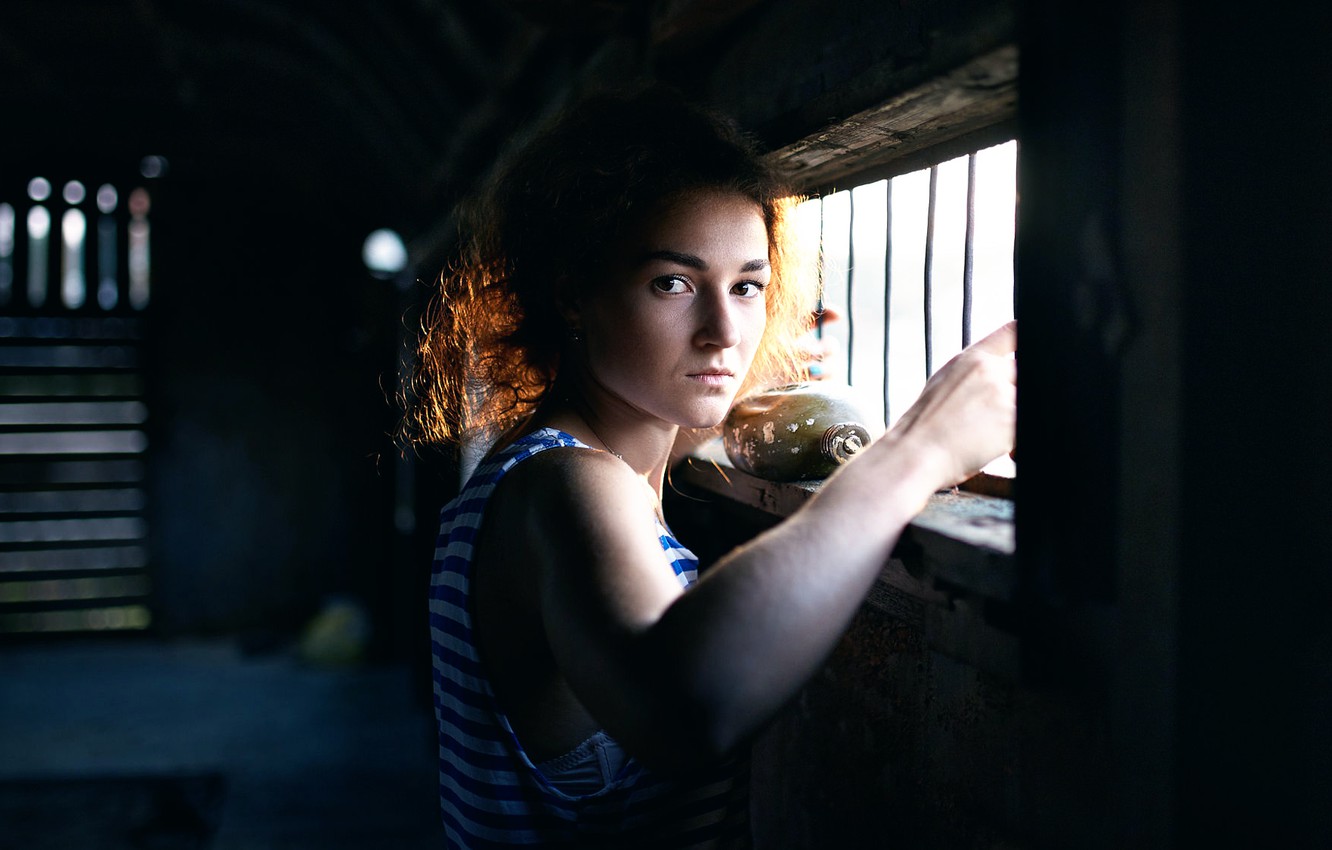 Photo Wallpaper Girl, Vest, Army Flask - Girl - HD Wallpaper 