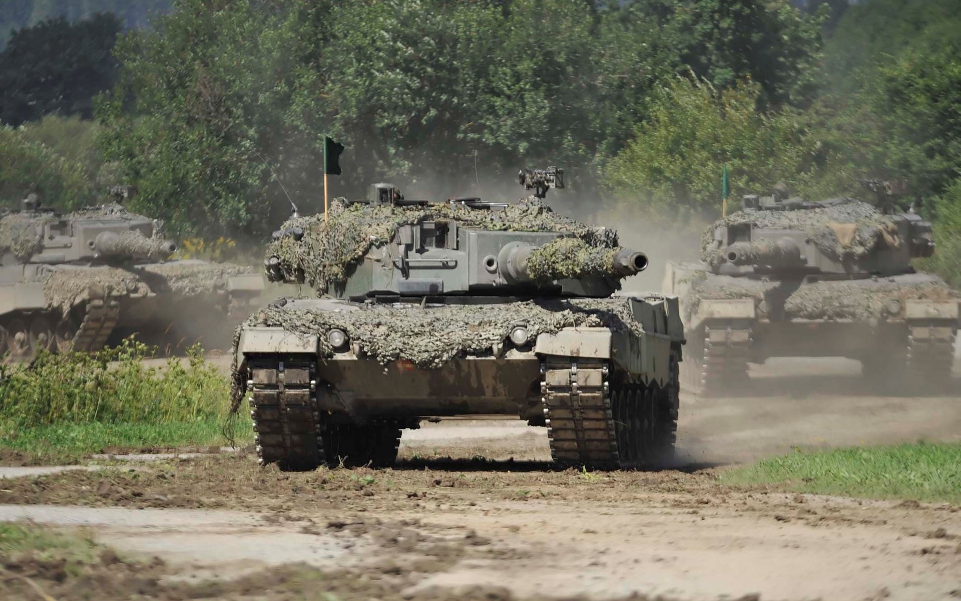 Dangerous Army Tank On War Hd Wallpapers - Leopard Panzer Wallpaper Phone - HD Wallpaper 