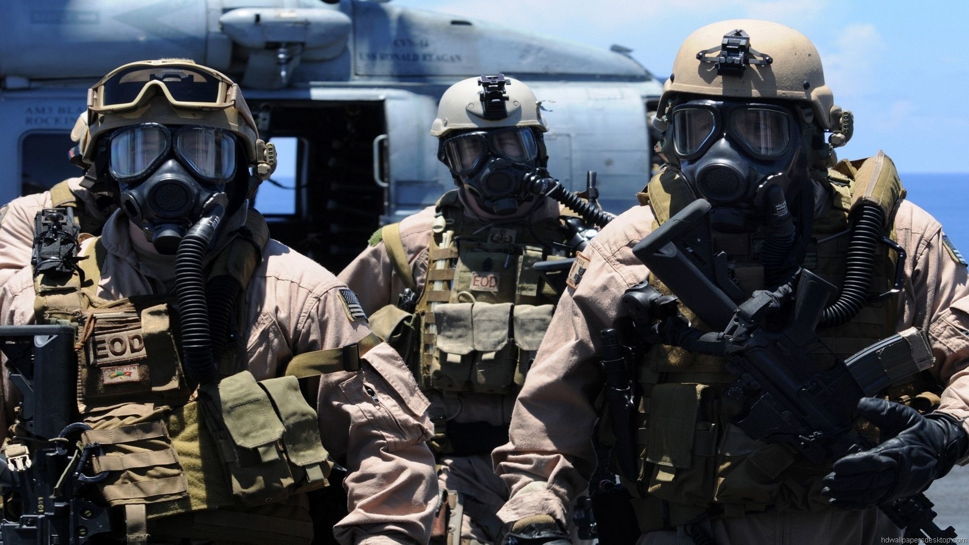 Cool Military Wallpapers - Soldiers With Gas Masks - HD Wallpaper 