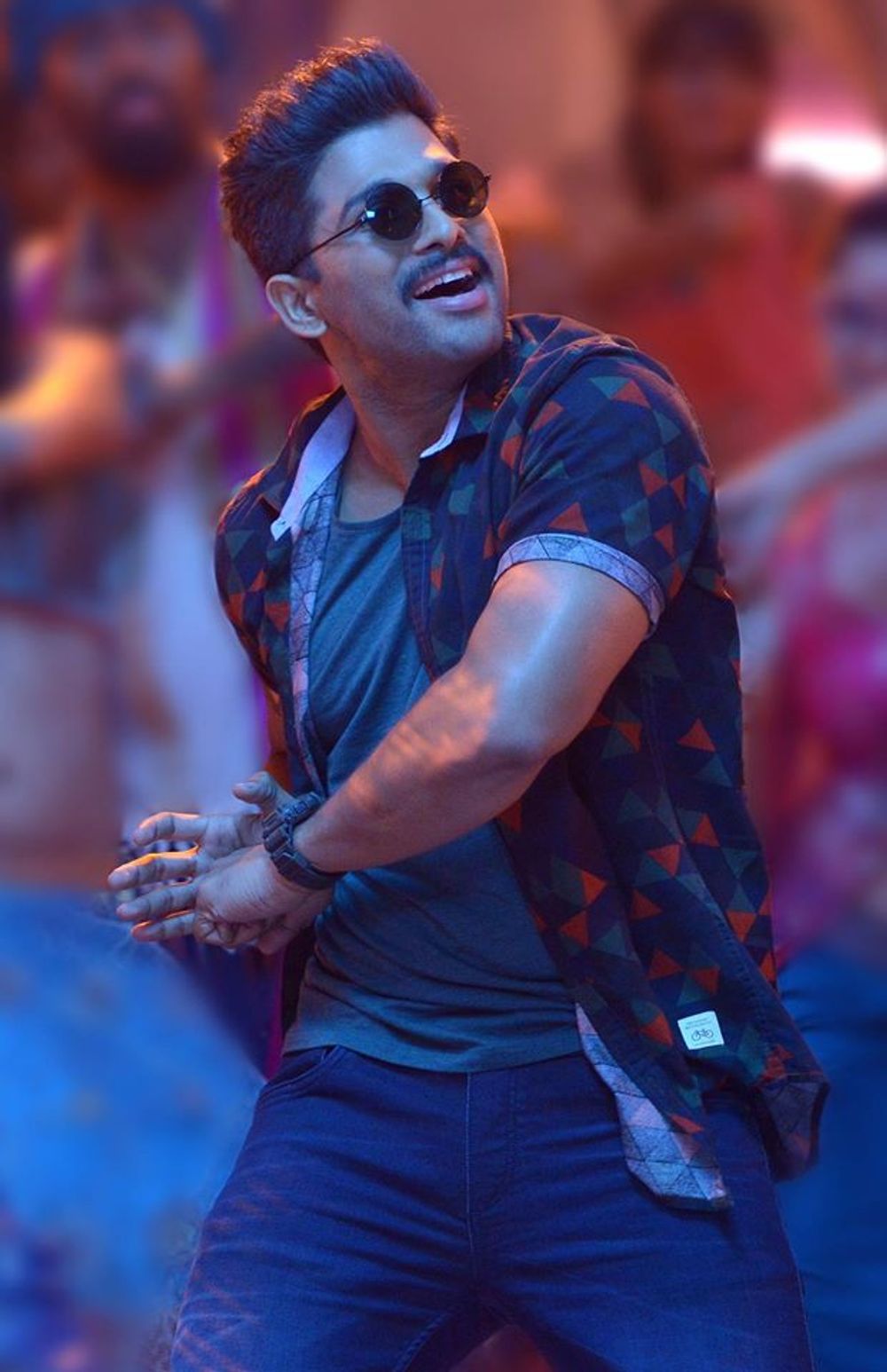 Allu Arjun Sarrainodu Movie - HD Wallpaper 