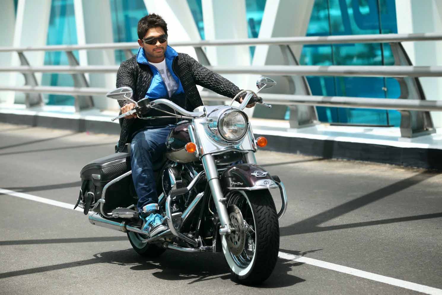 Allu Arjun Free Download High Definition Wallpapers - Allu Arjun In Car - HD Wallpaper 