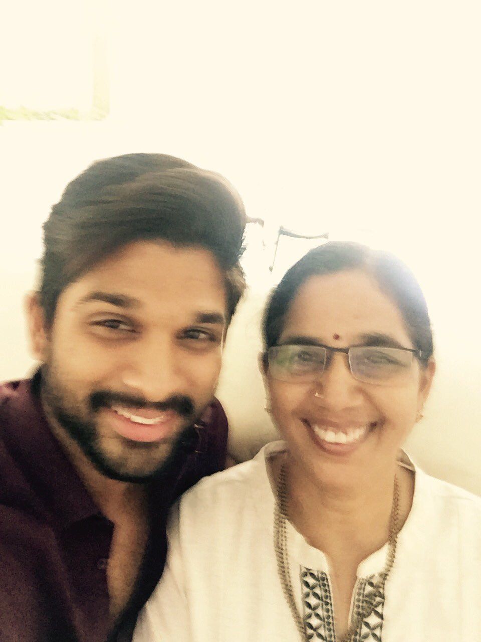 Allu Arjun With His Mother - HD Wallpaper 