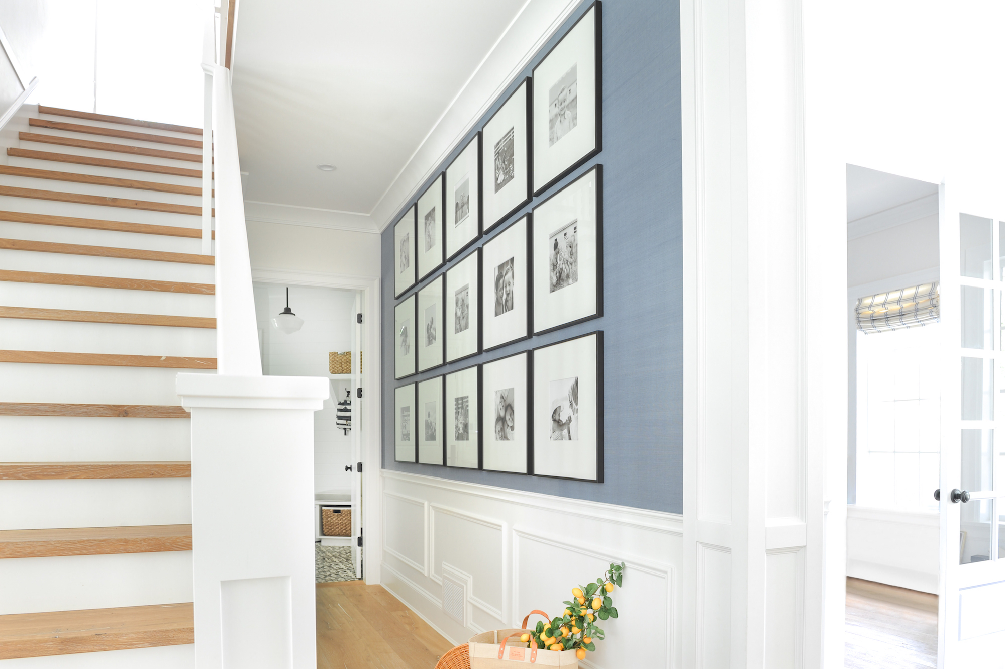 Gallery Wall Long Hallway - HD Wallpaper 