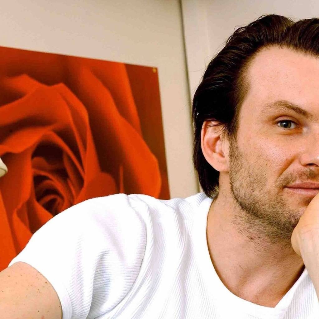 Christian Slater For 1024 X 1024 Ipad Resolution - Christians Now Christians Later - HD Wallpaper 