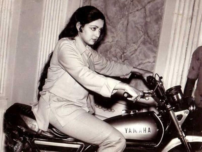 The First Biography Of Malini, Diva Unveiled Hema Malini, - Hema Malini  With Family - 800x600 Wallpaper 