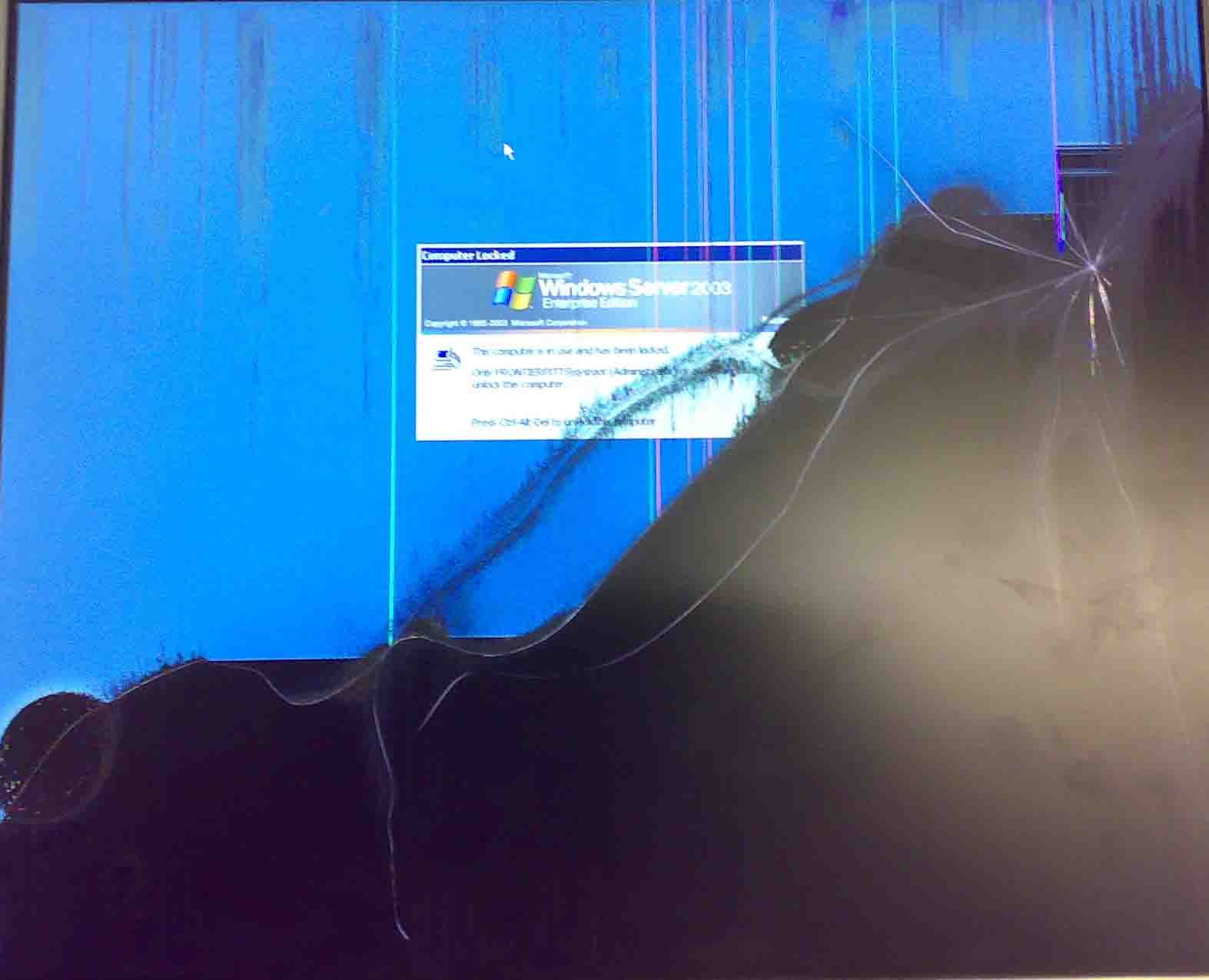 Realistic Looking Cracked Screen - HD Wallpaper 