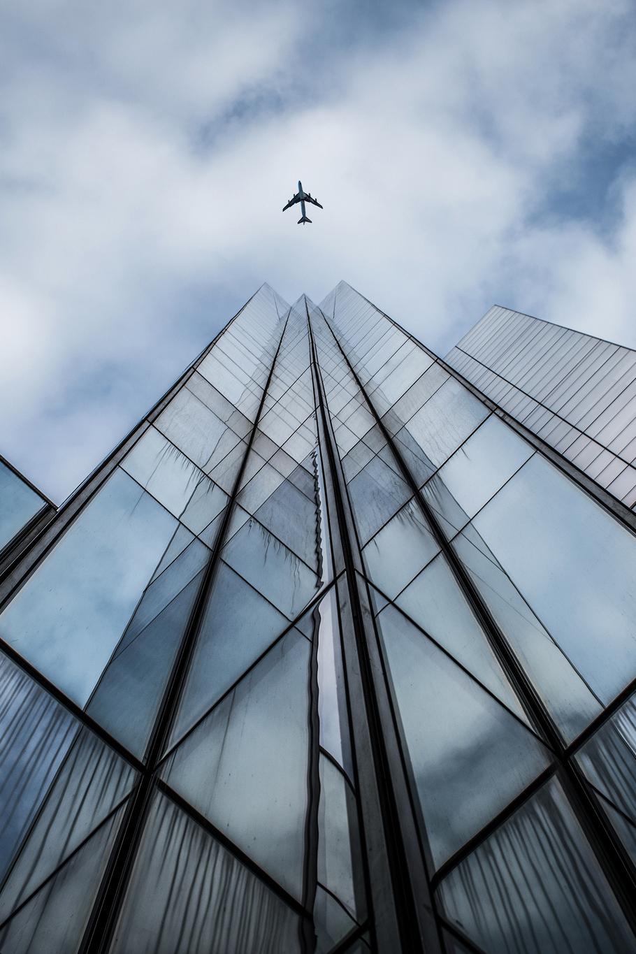 Plane Building Tower Business Structure Sky Architecture - Business Wallpaper For Mobile - HD Wallpaper 