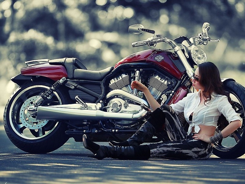 Harley Davidson Girl Wallpaper - Harley Davidson Fat Bob 4k - HD Wallpaper 