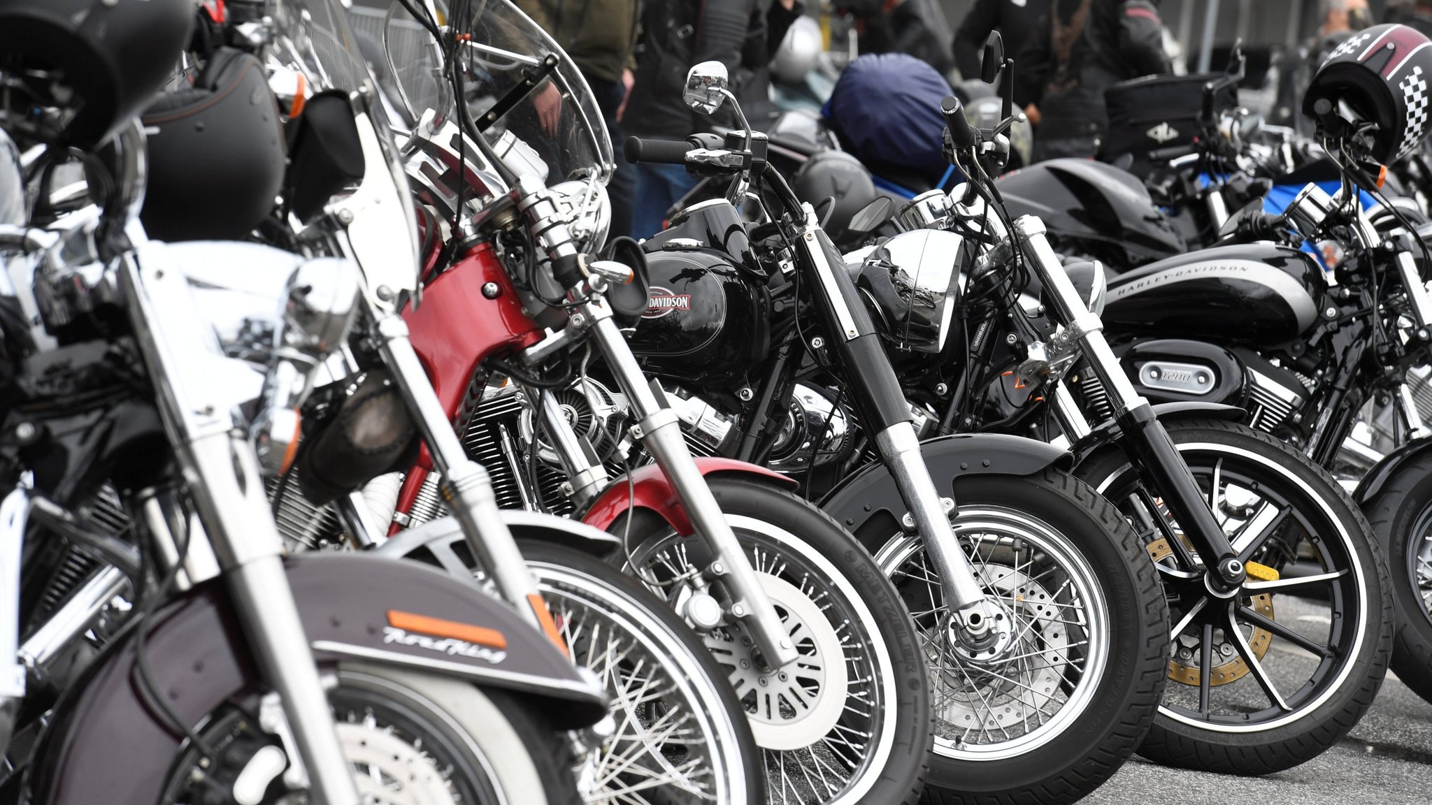 Lined Up Harley Davidson Motorcycles - HD Wallpaper 