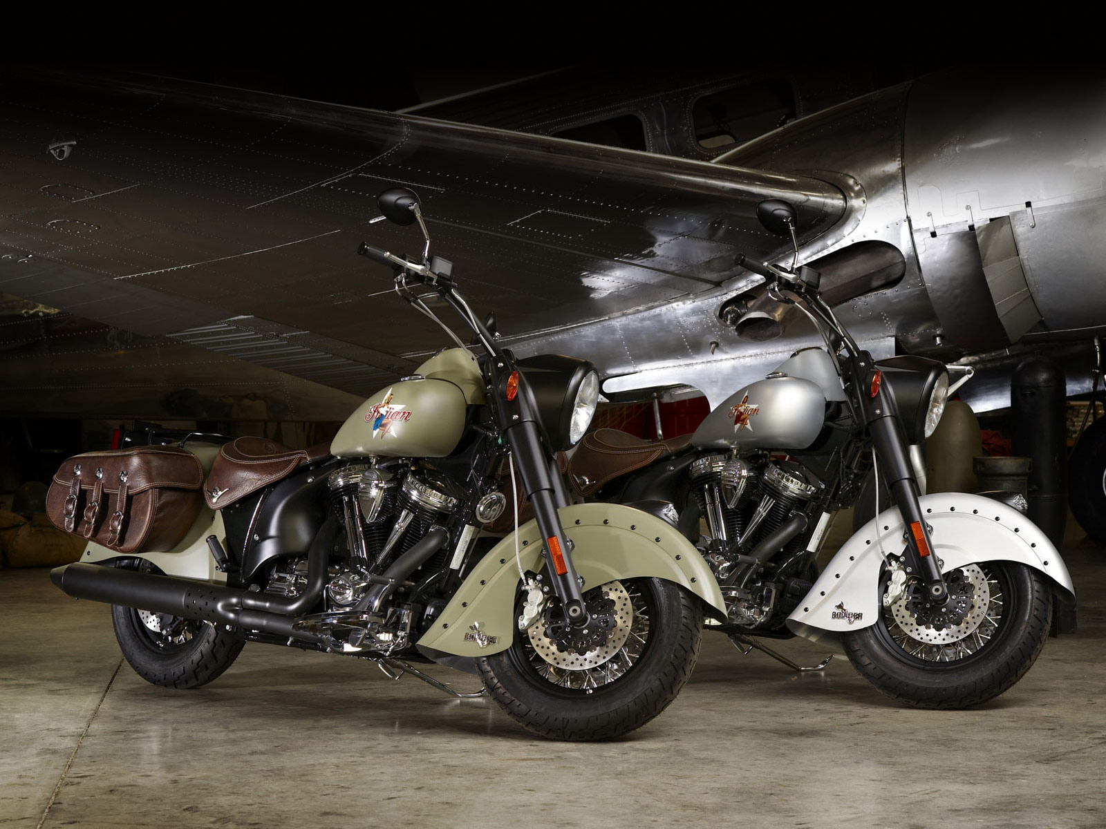 Indian Chief Bomber Motorcycle - HD Wallpaper 