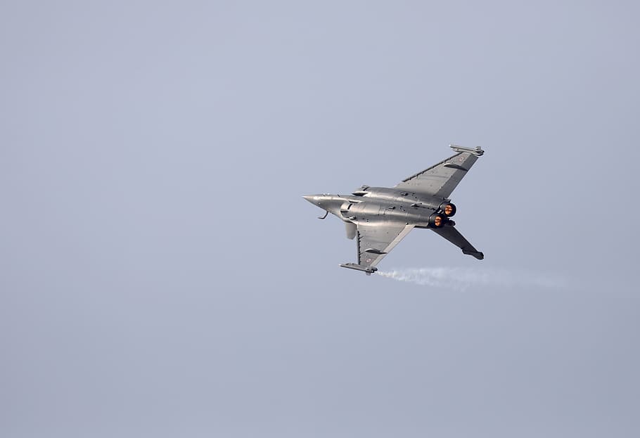 Gray Fighter Jet In The Sky, Bengaluru, India, Plane, - Dassault Rafale - HD Wallpaper 