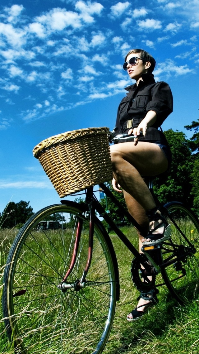 Bicycle Ride Iphone Wallpaper - Woman Bicycle - HD Wallpaper 