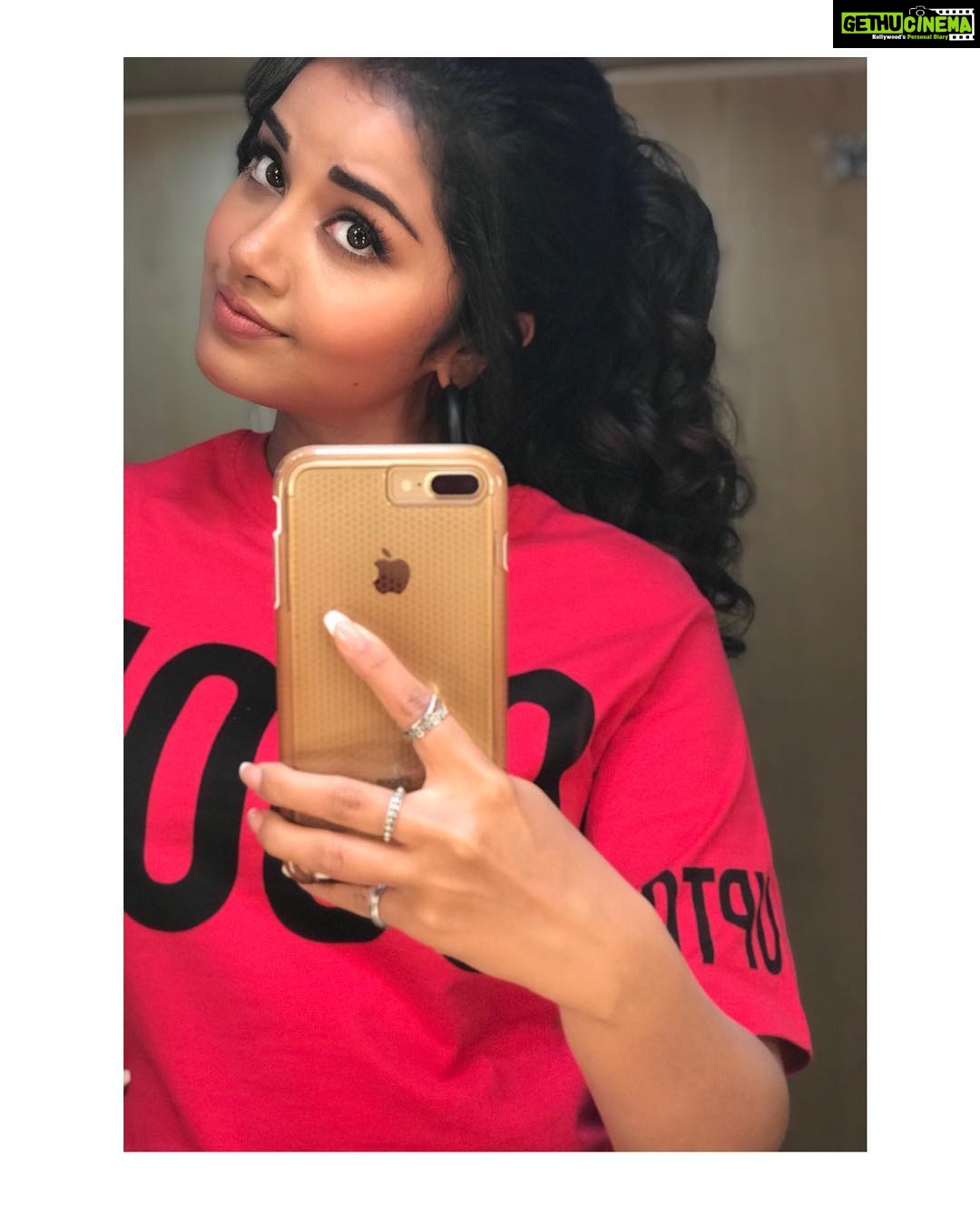 Anupama Parameswaran - Anupama Parameswaran With Mobile - HD Wallpaper 
