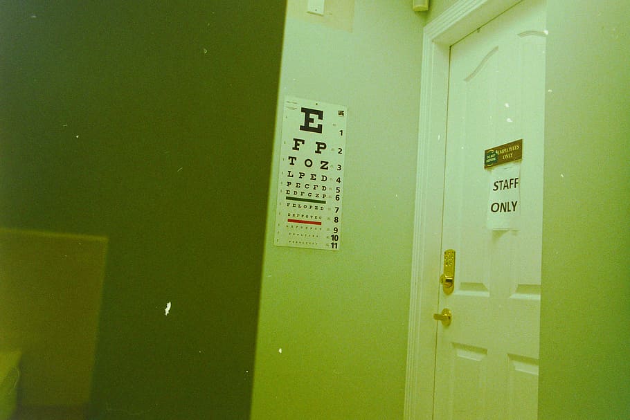 Eye Test Chart On Wall In Room, Eye Chart On Wall Beside - Eye Chart - HD Wallpaper 