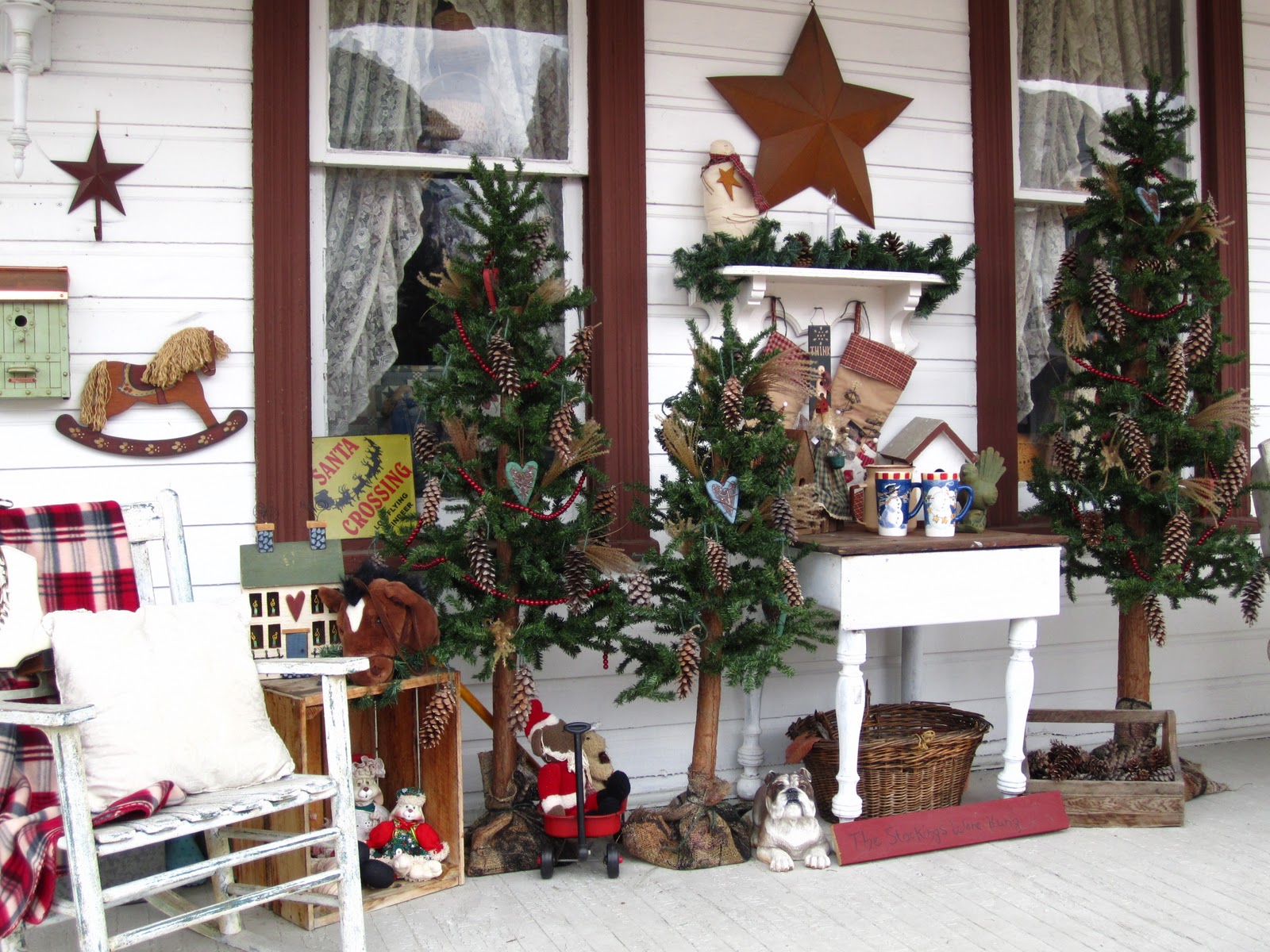 Rustic Christmas Porch Decorations - HD Wallpaper 