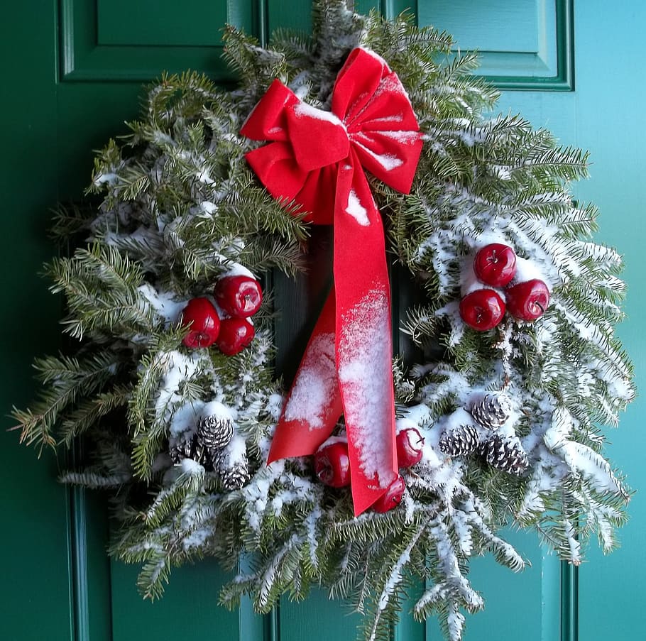 Green And Red Door Wreath, Apple, Snow, Bow, Red, Door, - Preparing Home For Christmas - HD Wallpaper 