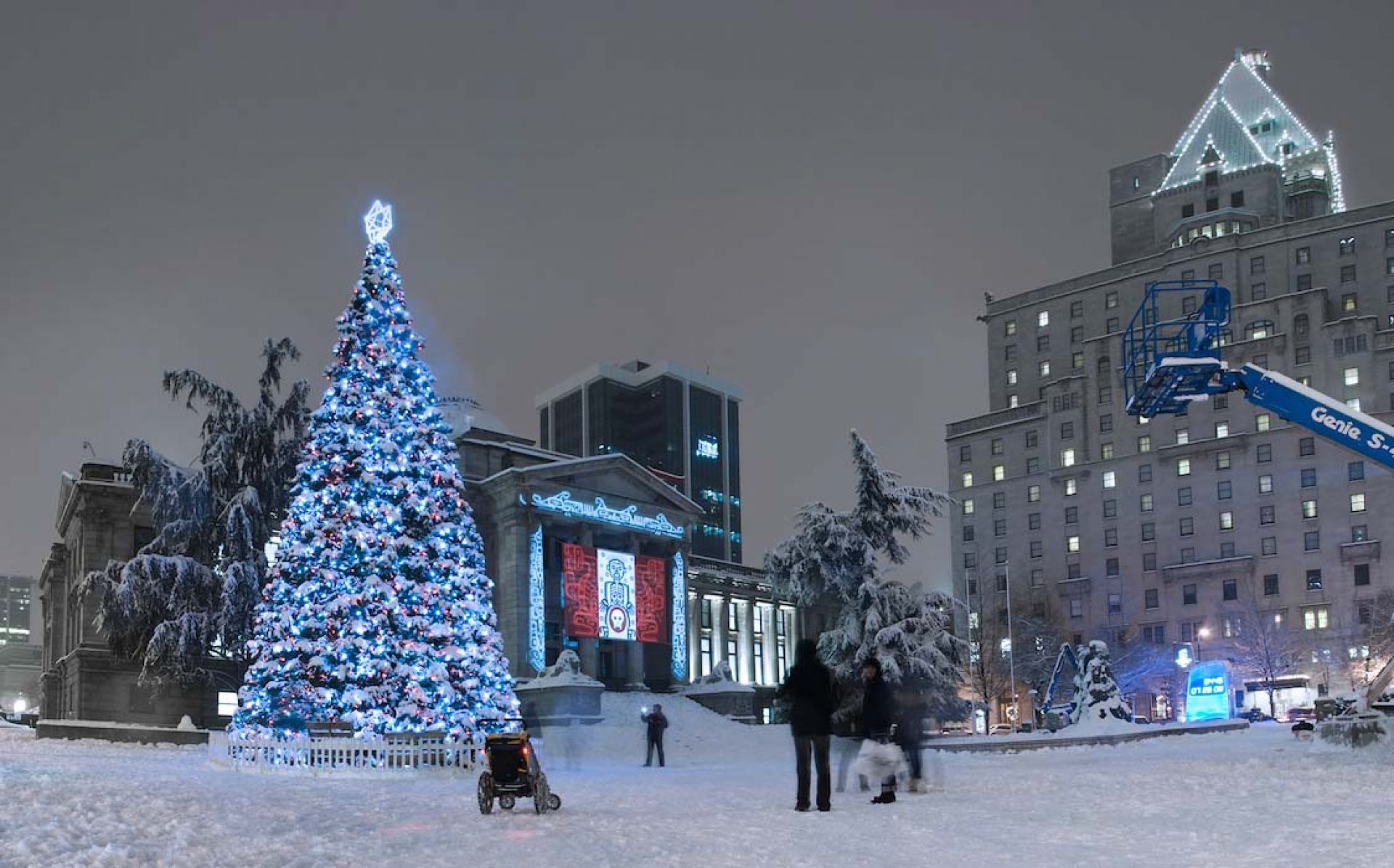 Christmas Night And The Snow Wallpaper - Vancouver Canada During Christmas - HD Wallpaper 