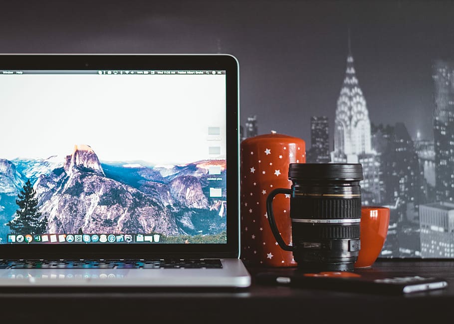 Christmas Themed Macbook Shot, Macbook Pro On Table - Chrysler Building - HD Wallpaper 