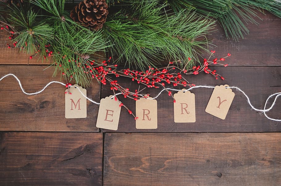 Merry Hanging Decor , Wooden, Decoration, Christmas, - Zwischen Weihnachten Und Silvester Urlaub - HD Wallpaper 