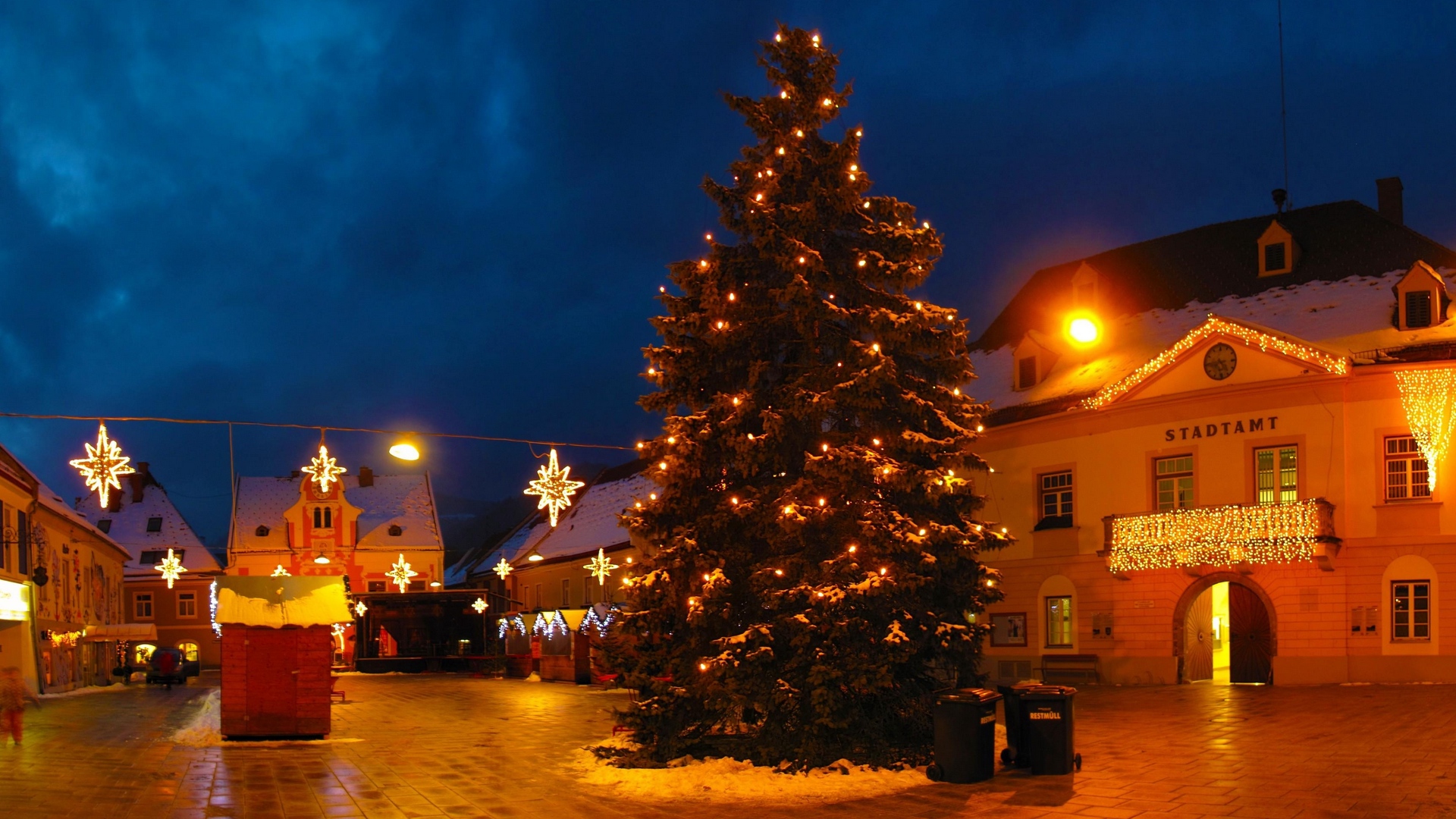 Wallpaper Christmas Tree, Garland, Street, Night - Christmas Tree At Night - HD Wallpaper 