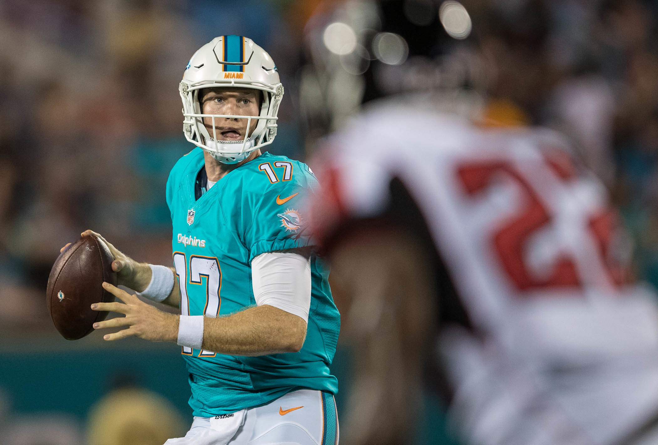 Miami Dolphins Quarterback Ryan Tannehill Looks For - Sprint Football - HD Wallpaper 