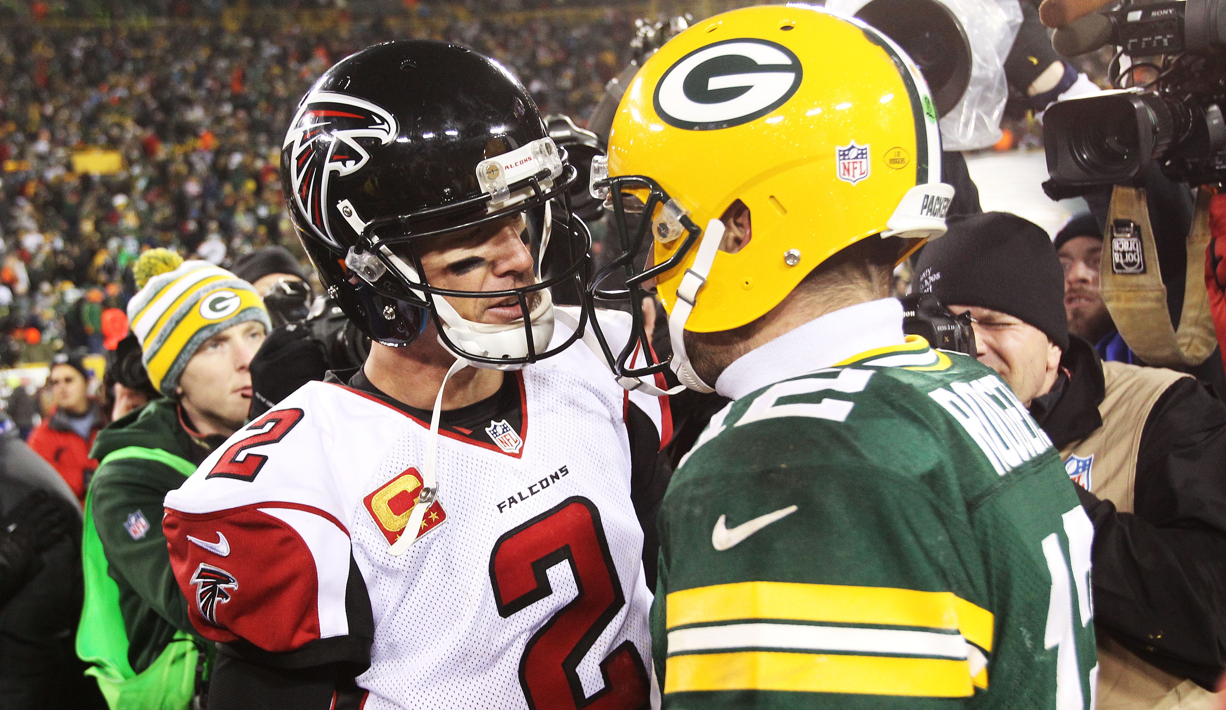 Aaron Rodgers Vs Matt Ryan Who Has More Career Wins - Matt Ryan And Aaron Rodgers - HD Wallpaper 