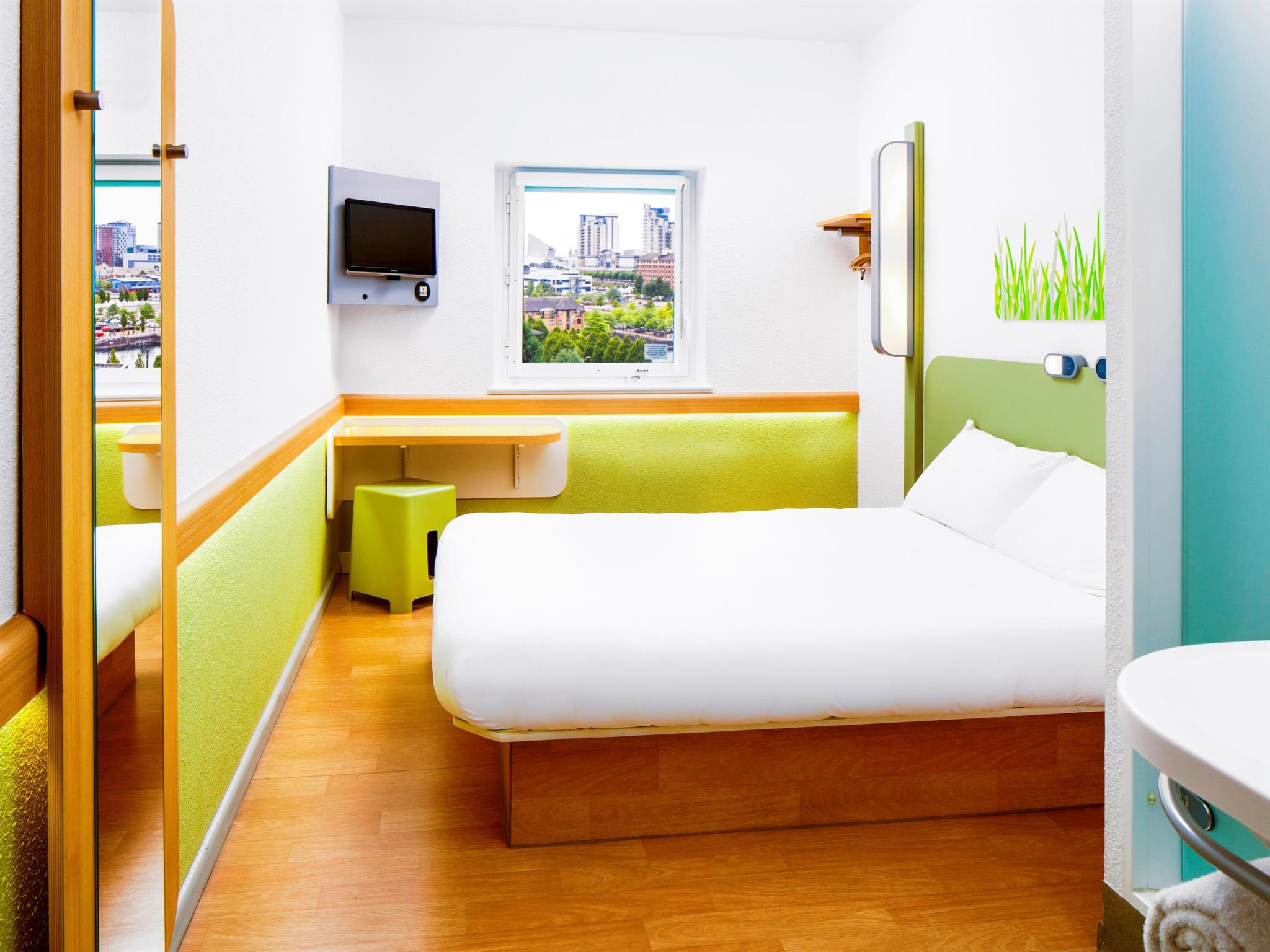 Ibis Budget Hotel Salford Quays - HD Wallpaper 