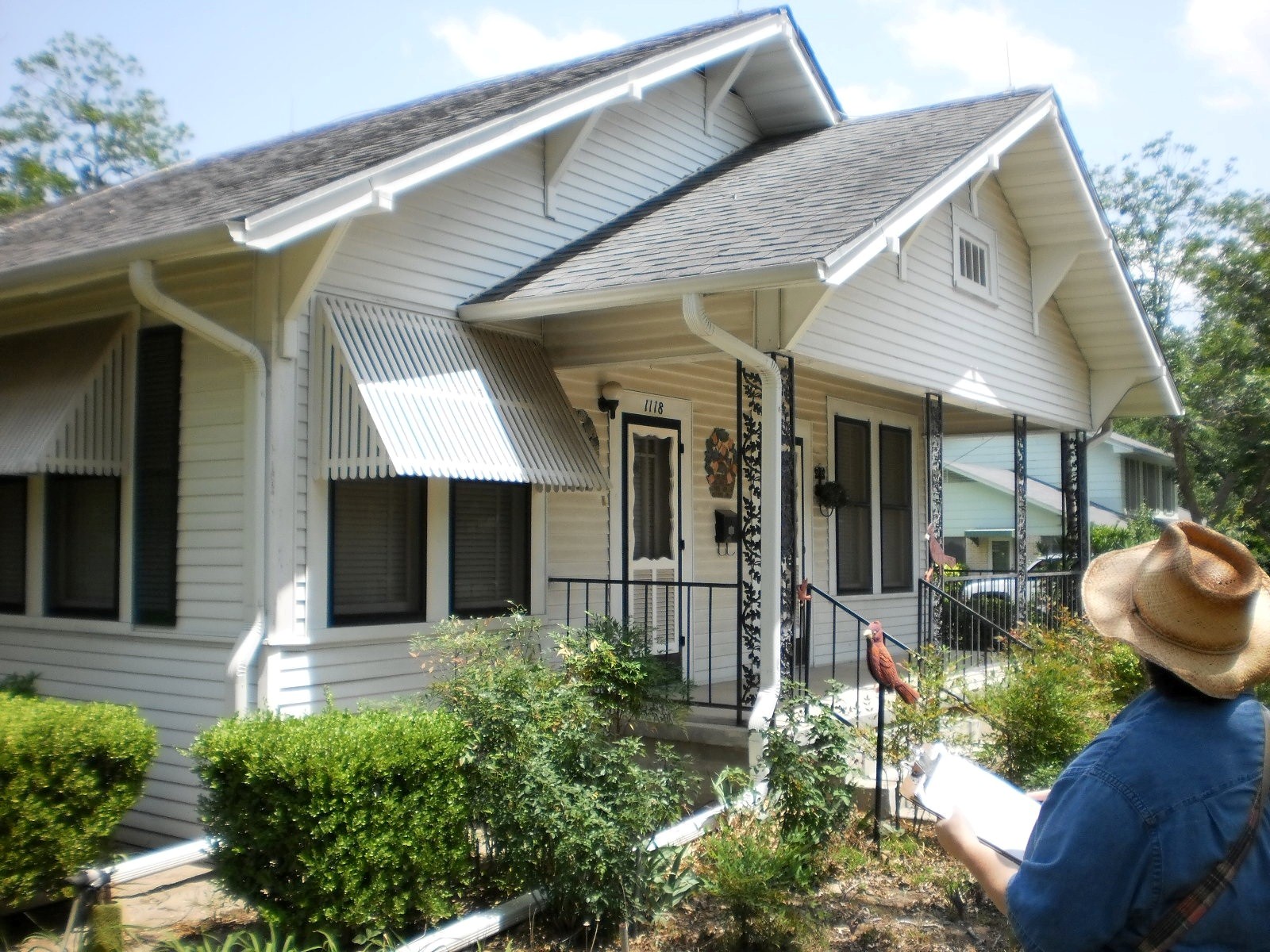Beautiful White Bungalow Wallpaper - Beautiful Bungalow - HD Wallpaper 