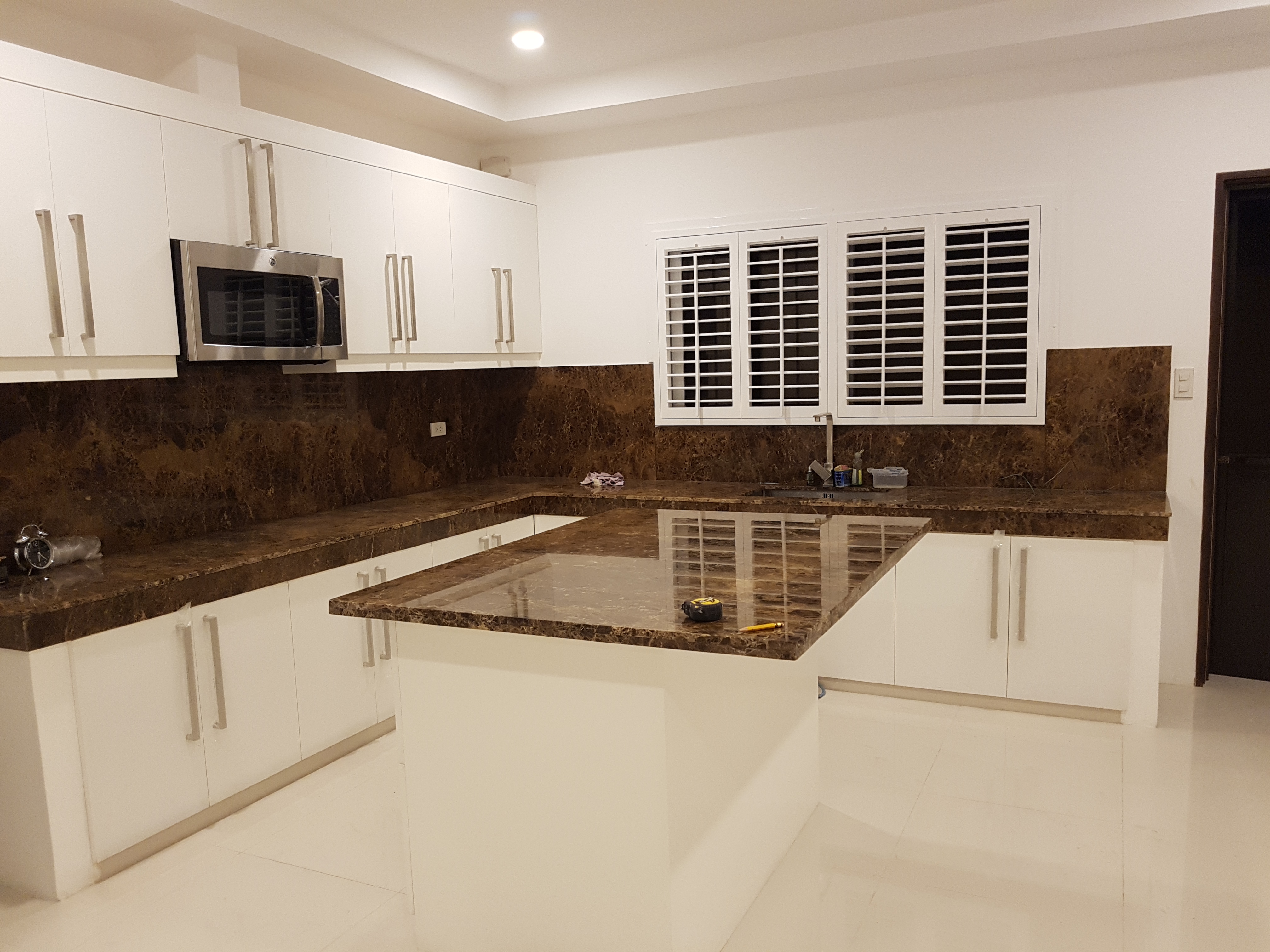 Topaz Shutters Duco White Kitchen - Sliding Glass Door Design Philippines - HD Wallpaper 