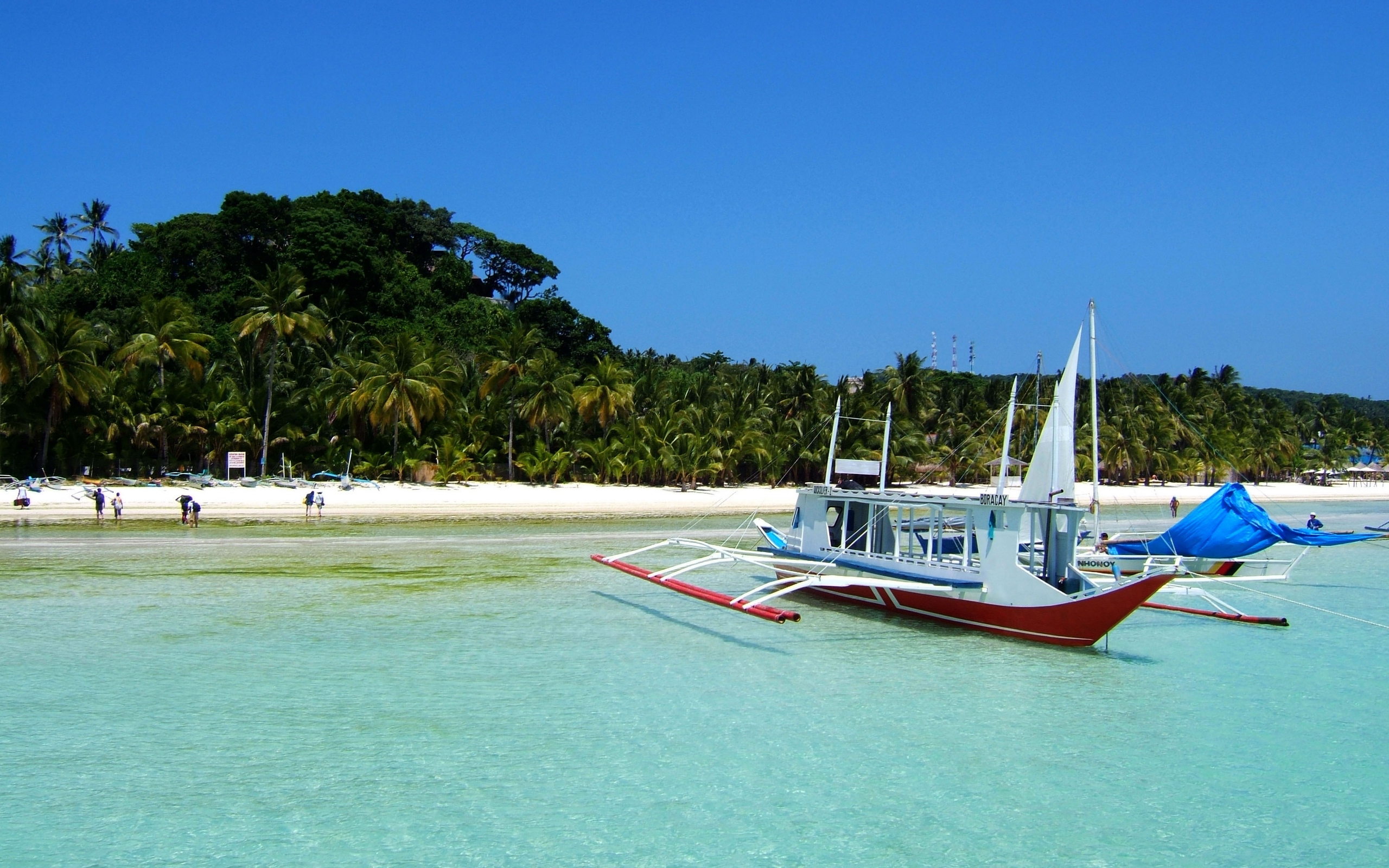 Wallpaper Tropics, Beach, Boat, Sky - Reales Smart Tv 32 Pulgadas - HD Wallpaper 