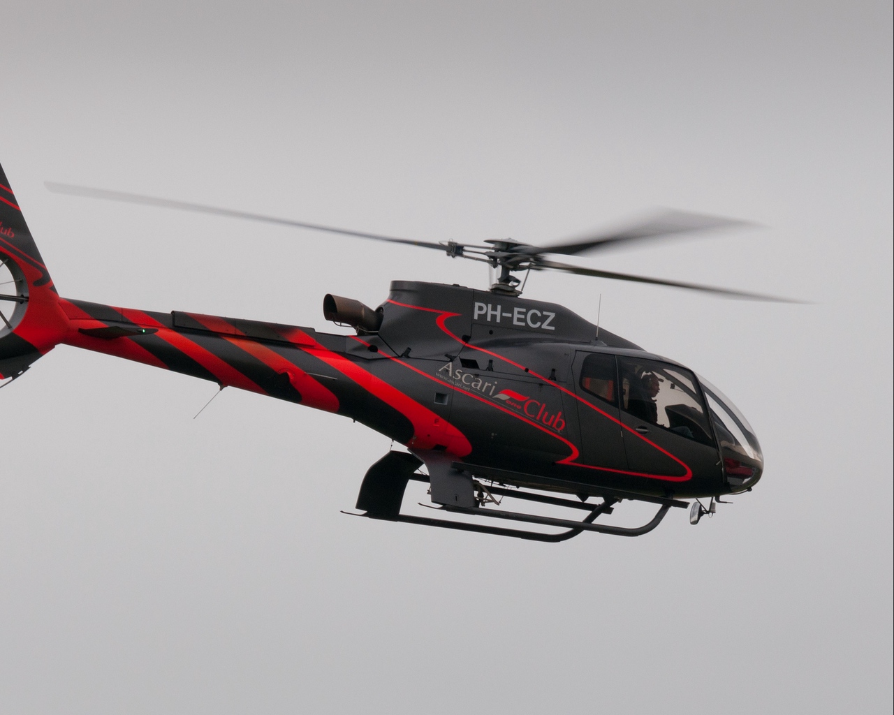 Wallpaper Eurocopter, Ec130, Helicopter, Ph-ecz - Ec 130 Black And Red - HD Wallpaper 