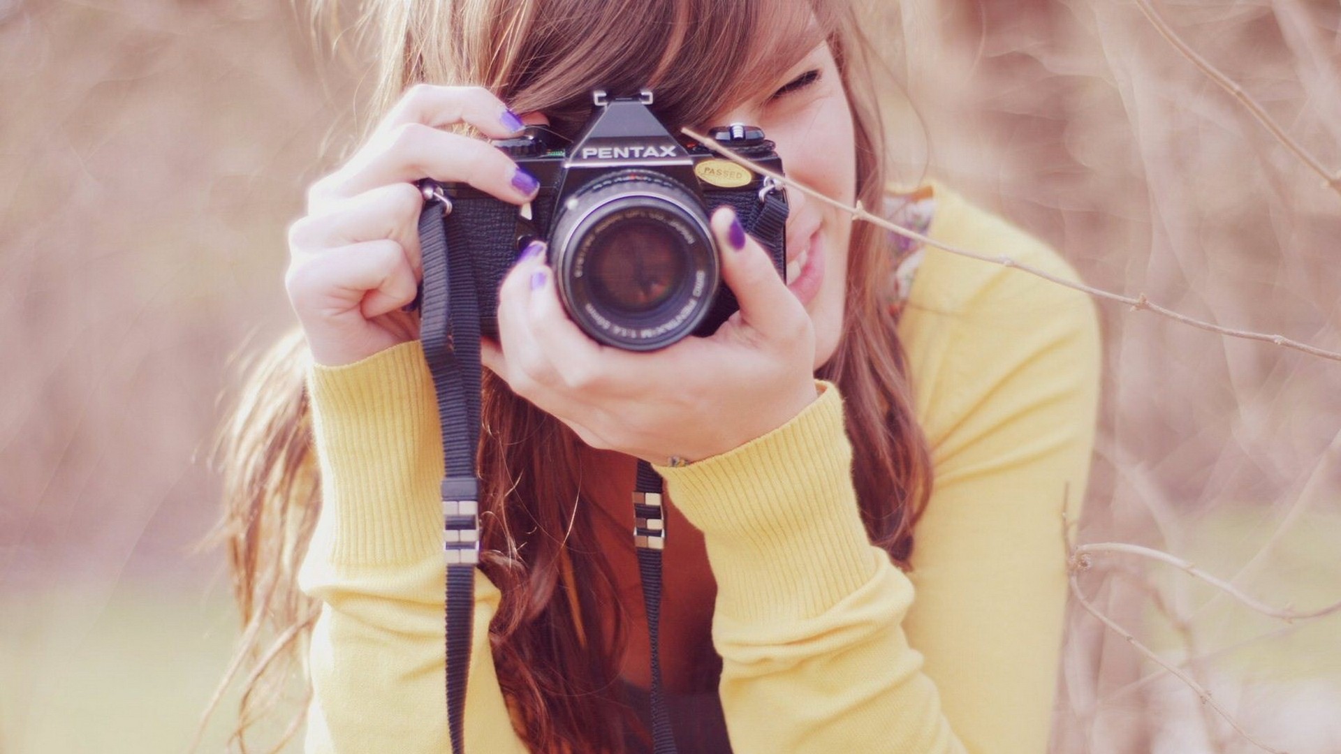 Wallpaper - Camera With Girl Hd - HD Wallpaper 