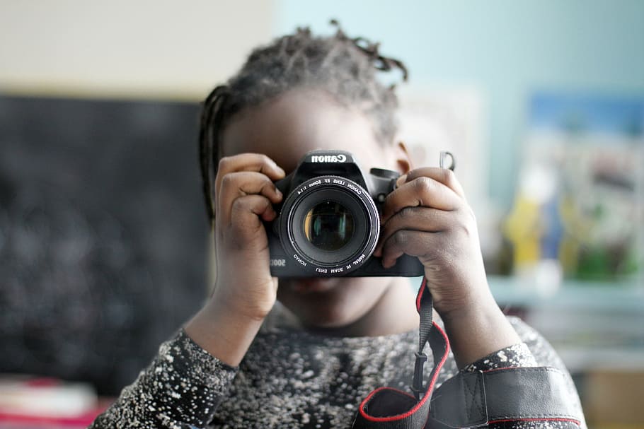 Tilt Shift Lens Photography Of Girl Holding Black Canon - Black Woman Holding Camera - HD Wallpaper 