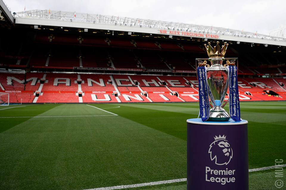 Sân Old Trafford Và Chiếc Cup Vô Địch Nha - Old Trafford - HD Wallpaper 