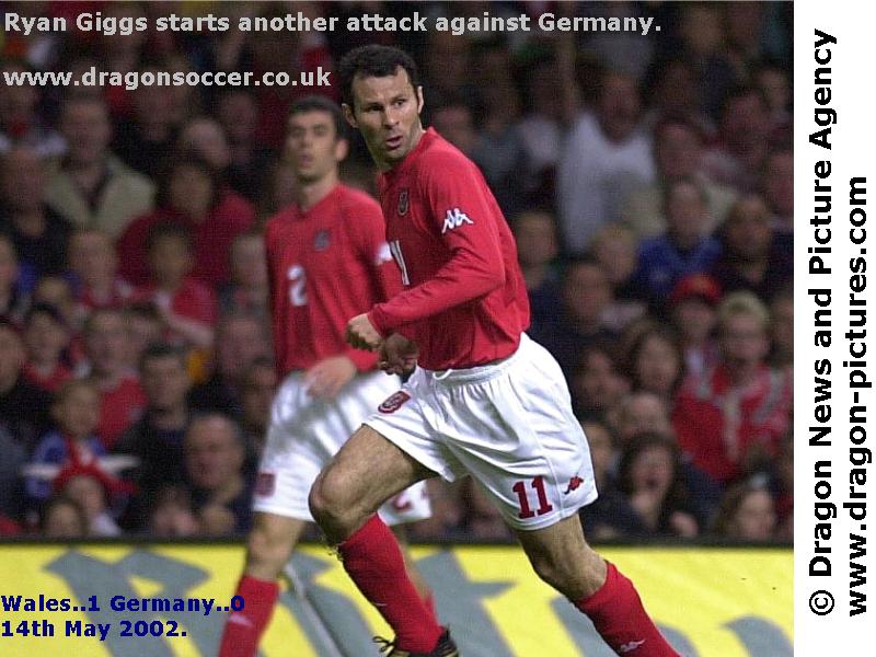 Kick Up A Soccer Ball - HD Wallpaper 