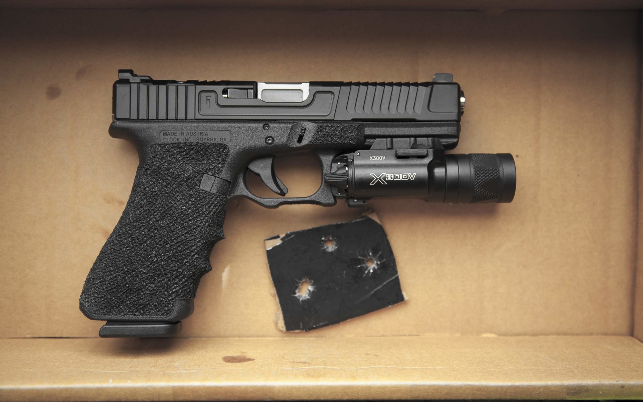 G17 Glock Gun Wallpaper 10 
 Data Src /w/full/f/a/b/473195 - Fowler Industries Glock 17 - HD Wallpaper 