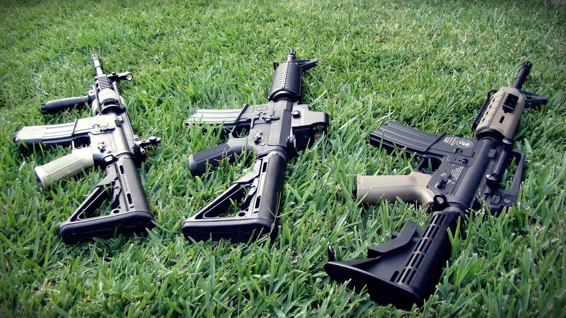 Wallpaper - Guns On The Grass - HD Wallpaper 