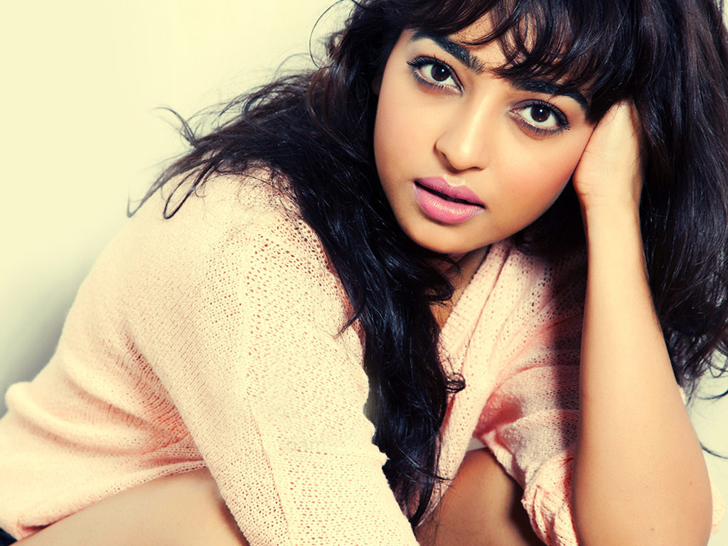 Radhika Apte - HD Wallpaper 