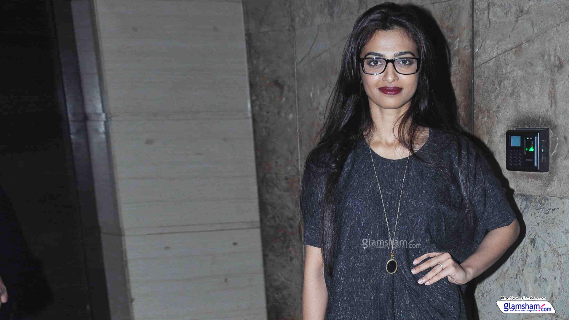 Radhika Apte Dark Lipstick - HD Wallpaper 