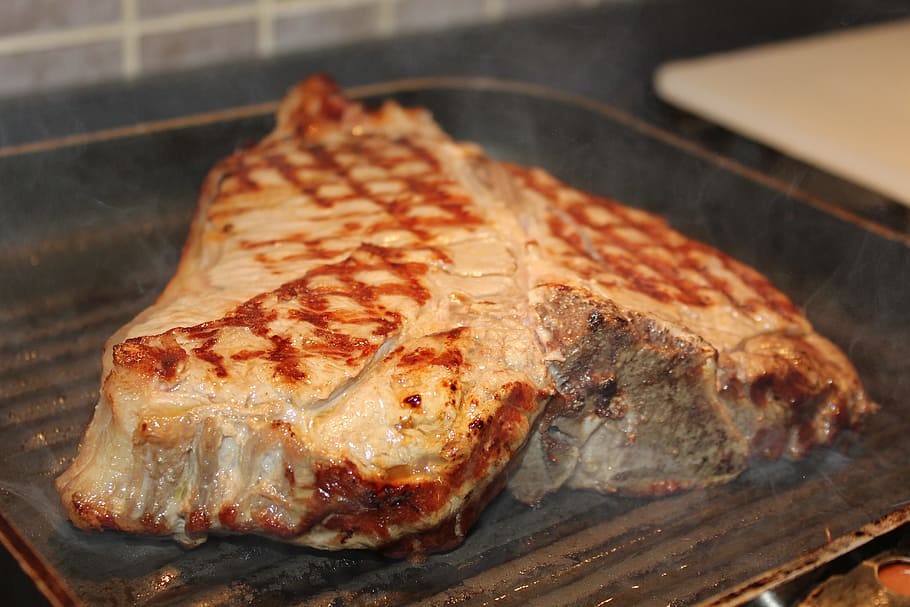 Grilled Meat On Top Of Black Metal Grilling Pan, Fiorentina, - HD Wallpaper 