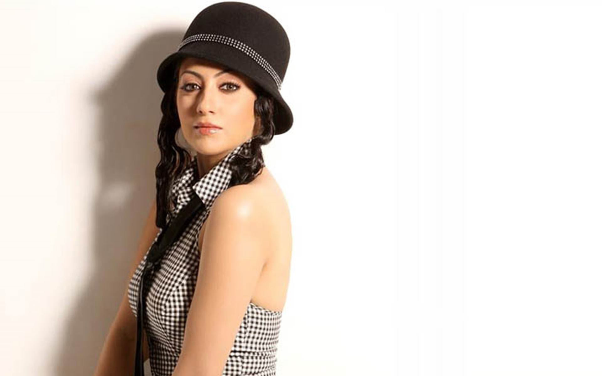 Punjabi Model Gurleen Chopra Backless Hoot High Definition - Photo Shoot - HD Wallpaper 