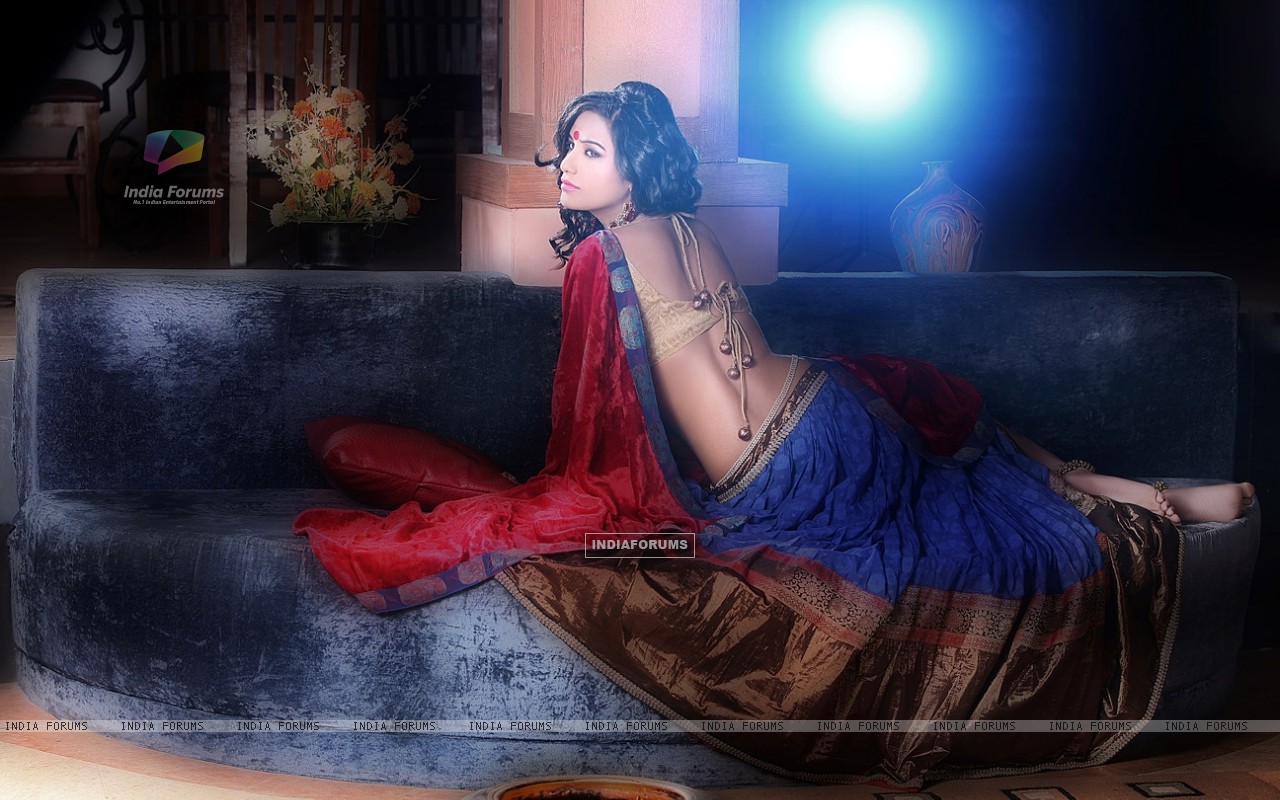 Poonam Pandey Full Backless Hot - HD Wallpaper 