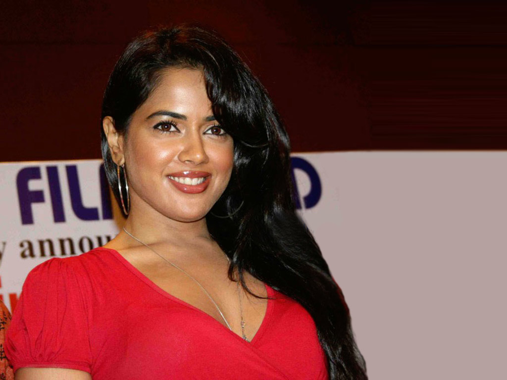 Sameera Reddy Smiling - Sameera Reddy Date Of Birth - HD Wallpaper 