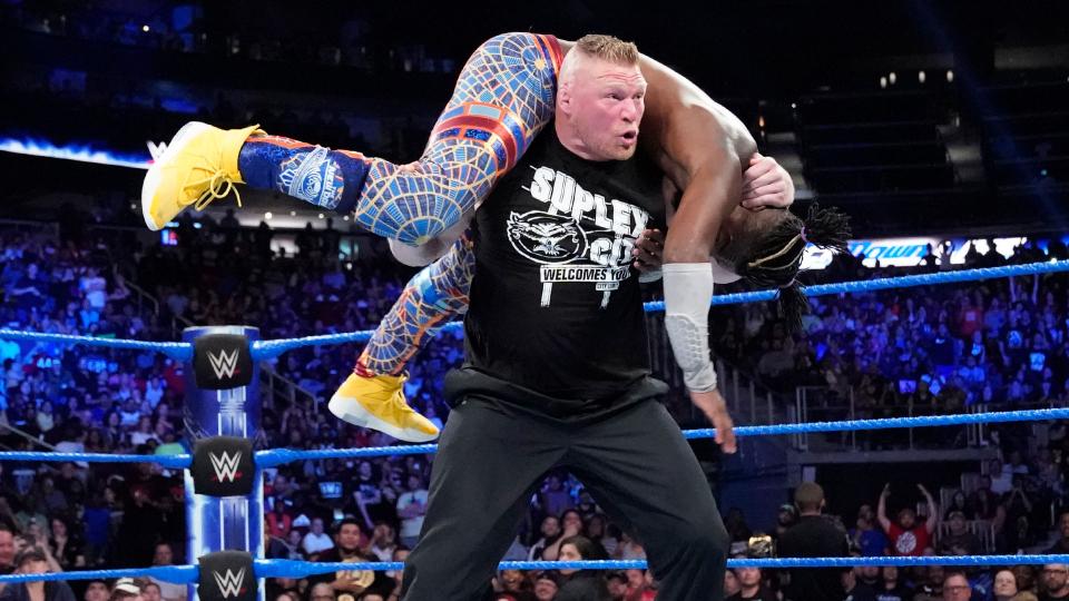 Brock Lesnar F5 Kofi Kingston Smackdown Wwe - Brock Lesnar Attack Kofi Kingston - HD Wallpaper 