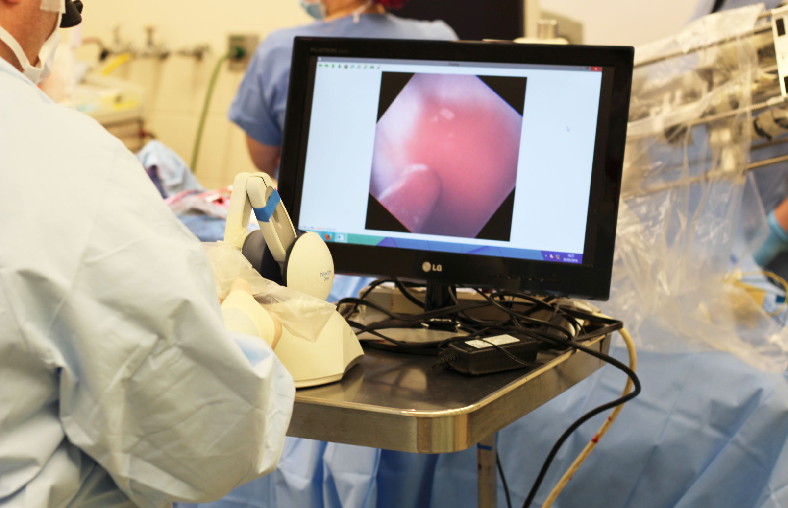 Image Of Medical Professional Looking At Laparoscopy - Robotic Device Beating Pig Heart - HD Wallpaper 