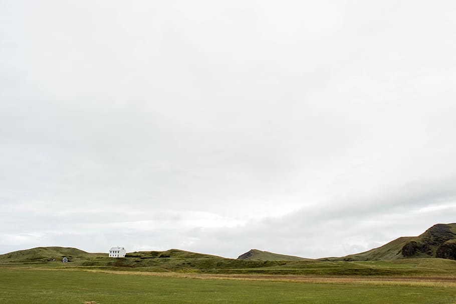 Iceland, Grass Roof, White House, Mountains, Windows, - Grass - HD Wallpaper 
