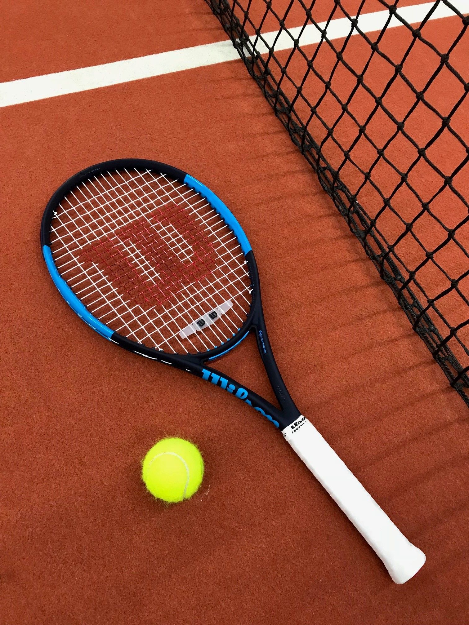 Tennis Racquet On Clay Court - HD Wallpaper 