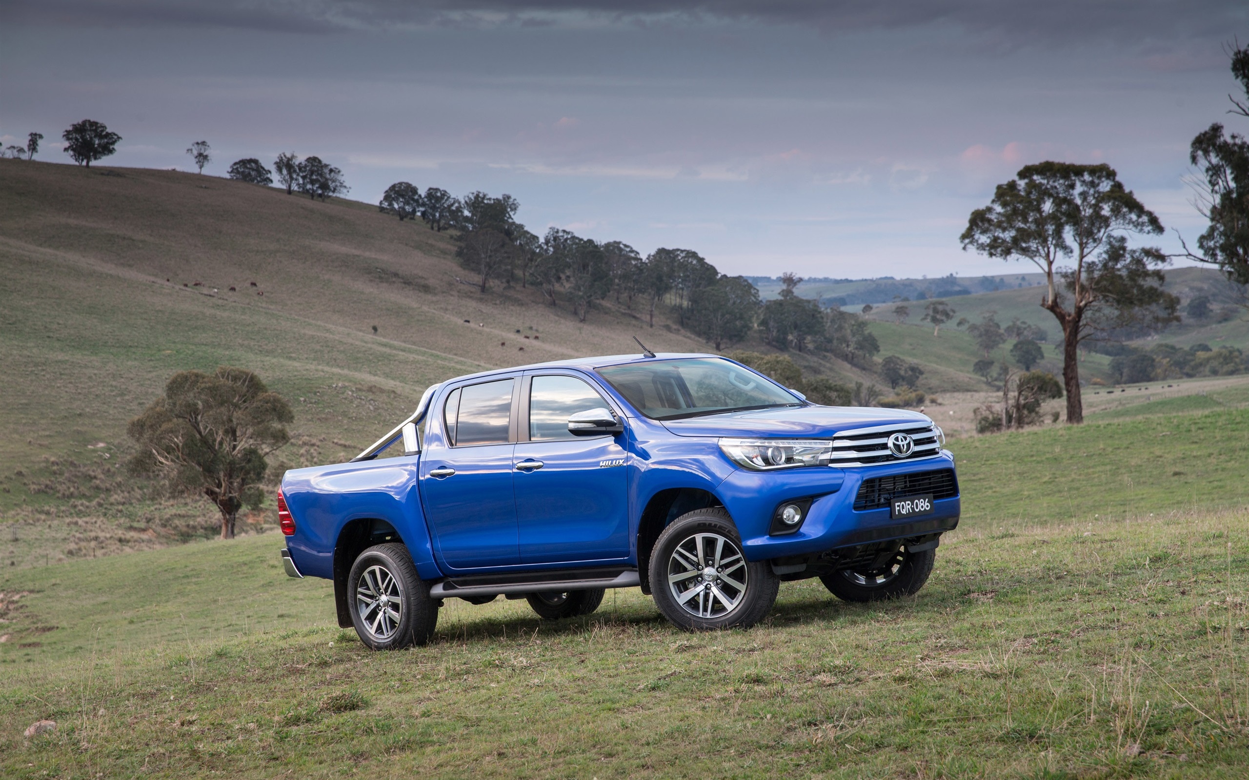 Wallpaper 2015 Toyota Hilux Sr5 Blue Jeep - Blue Toyota Hilux 2016 - HD Wallpaper 