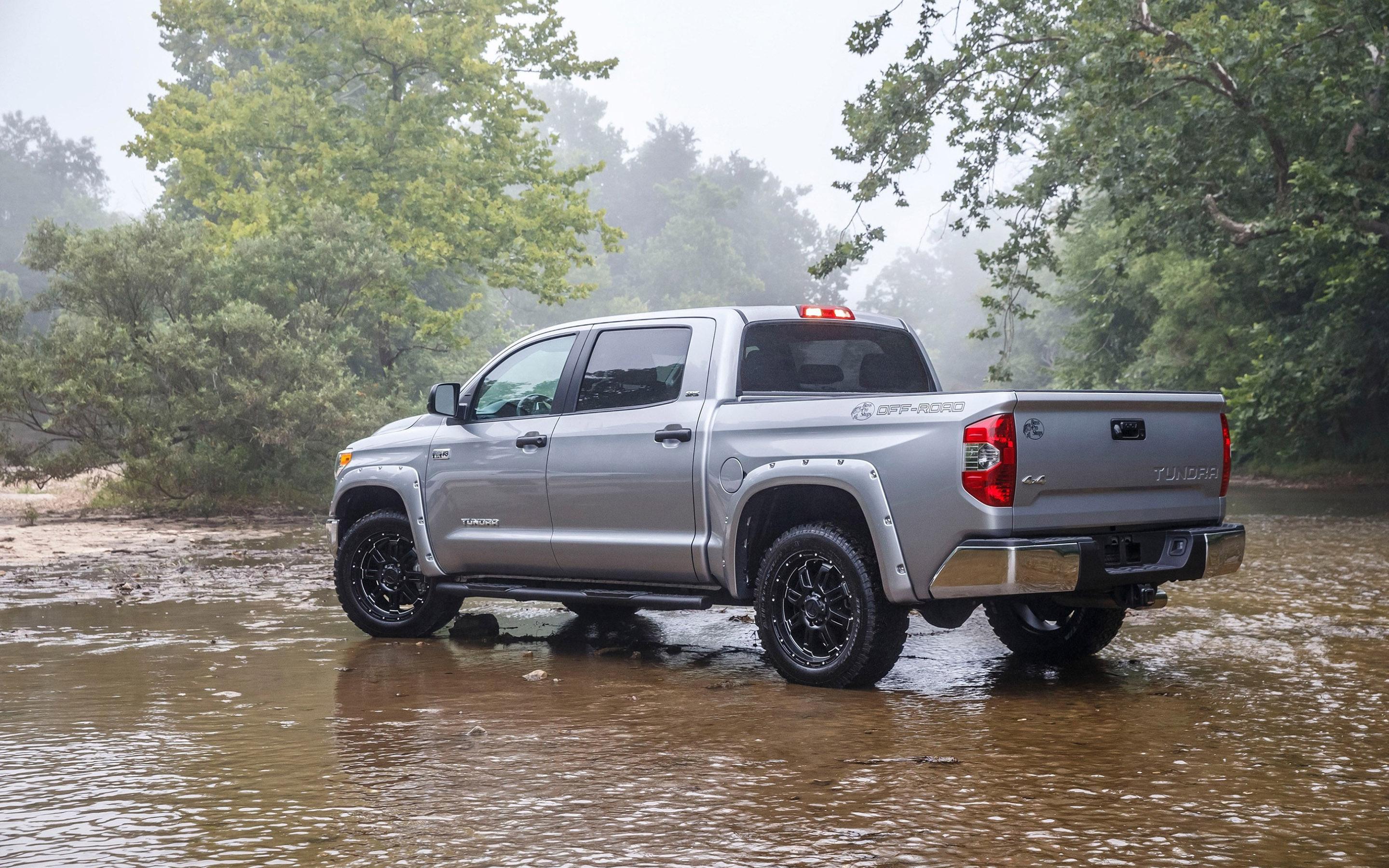 Hd Silver Toyota Tundra In The River Wallpaper - Toyota Tundra Price In India - HD Wallpaper 